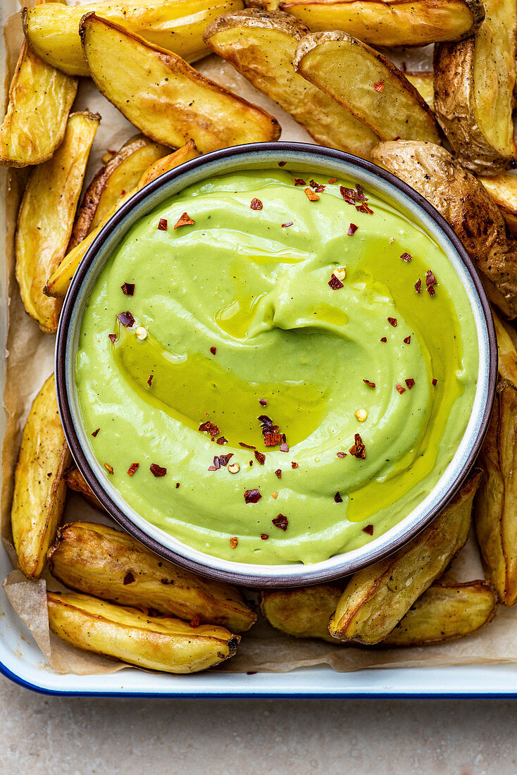 Hausgemachte Avocado-Aioli und Kartoffelschnitze