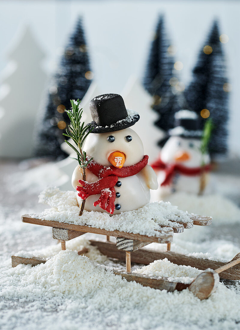 Schneemann aus Marzipan auf Mini-Schlitten