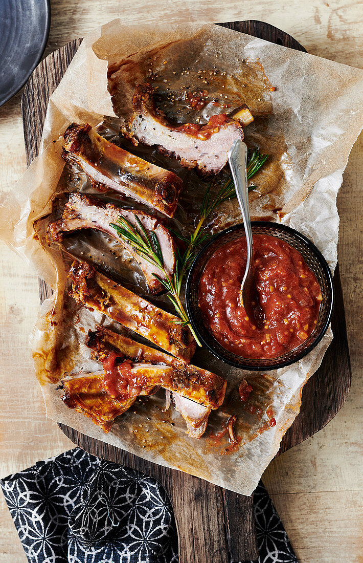 Spare ribs with tomato relish