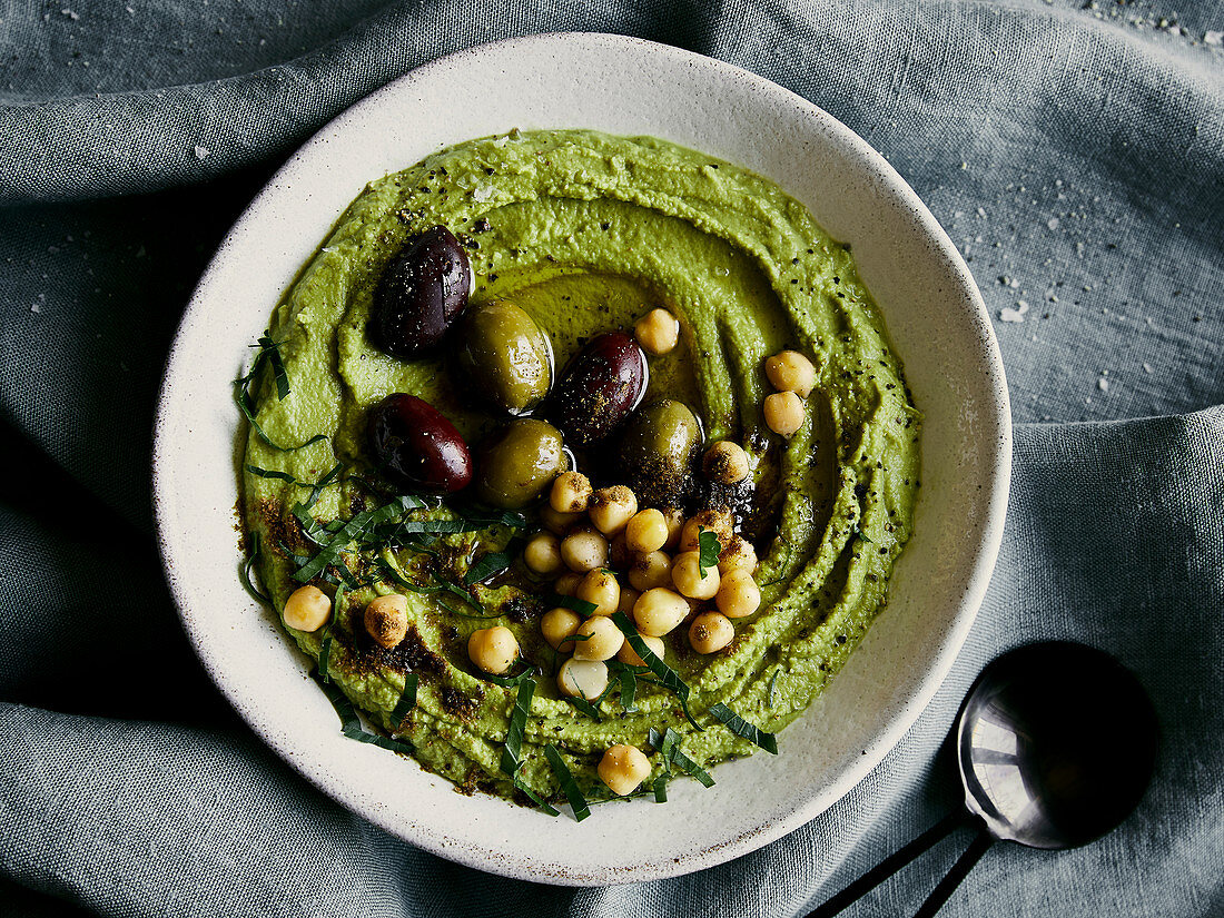 Grünes Hummus mit Oliven