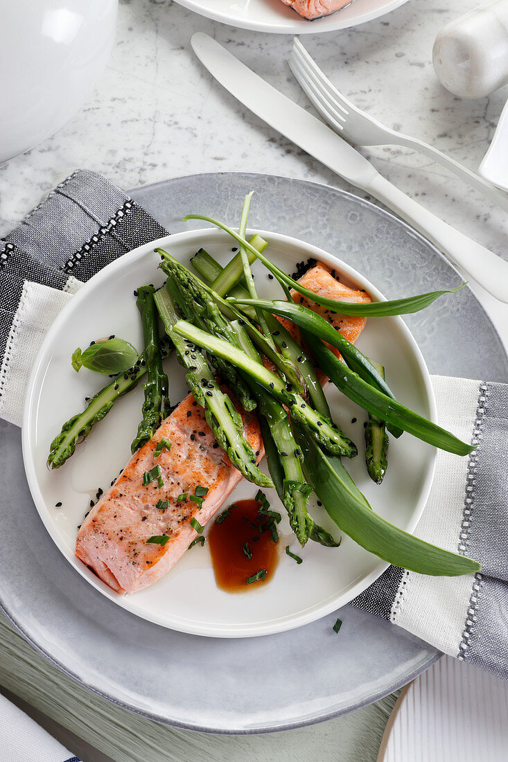 Gedämpfter Lachs mit grünem Spargel und Bärlauch