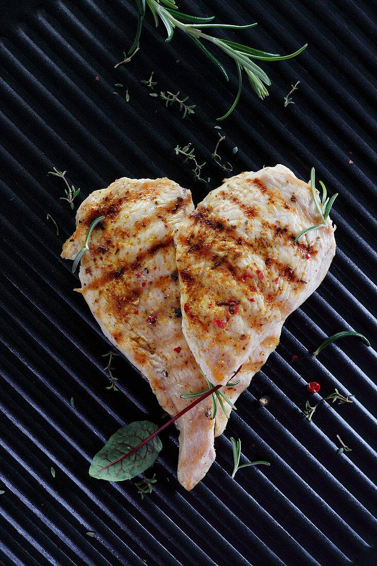 Gegrilltes Hähnchenfilet in Herzform