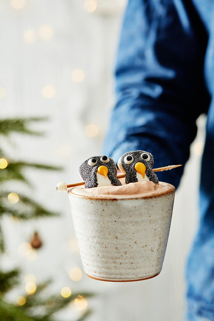 Tasse Kakao mit Pinguin-Marshmallows