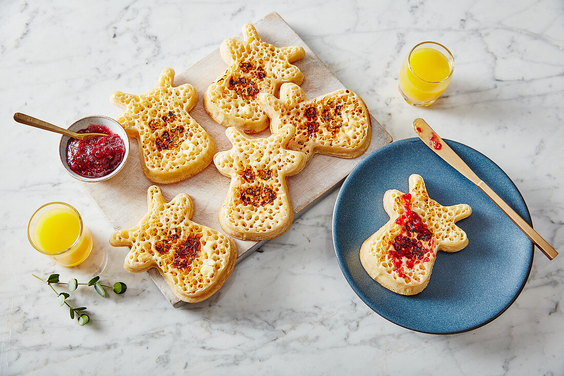 Rentier-Crumpets mit Marmelade