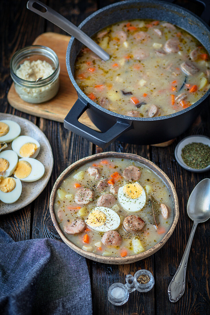 Sauerteigsuppe mit Wurst und Kartoffeln (Zalewajka, Zurek)
