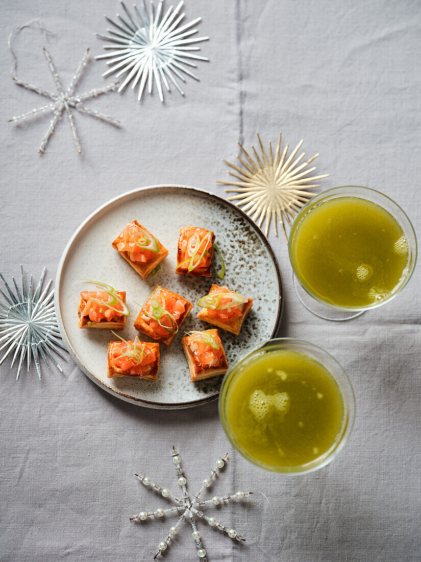 Blätterteigkissen mit Lachs, 'Le Japonais'-Cocktail mit Yuzu