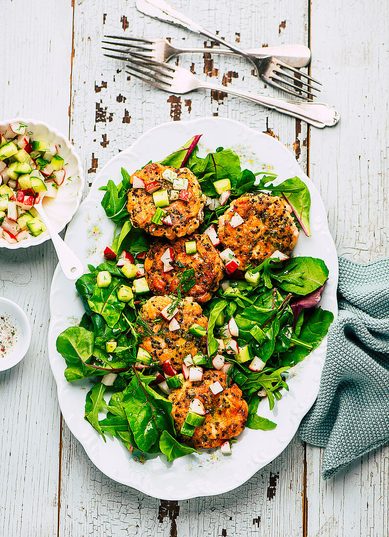 Quinoa-Lachsforellen-Laibchen mit Gurken-Radieschen-Salsa und Salat