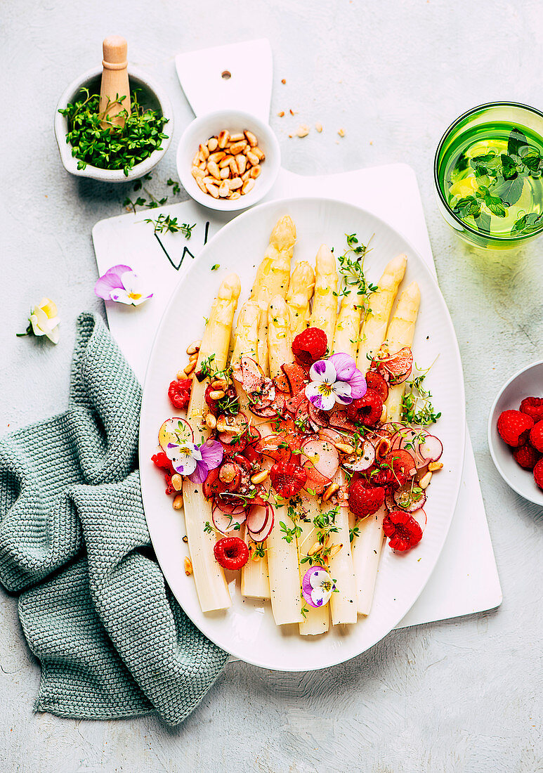 Weißer Spargel mit Himbeer-Rhabarber-Vinaigrette