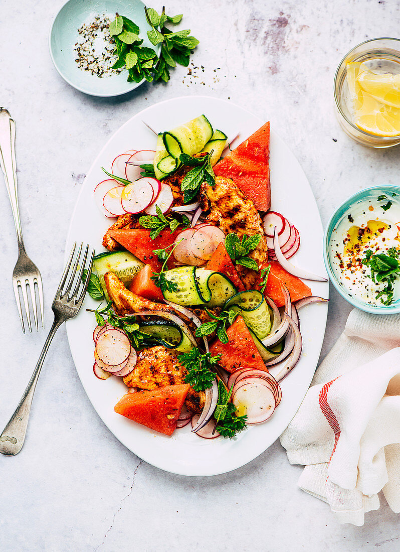 Hähnchen-Melonen-Salat mit Minzjoghurt