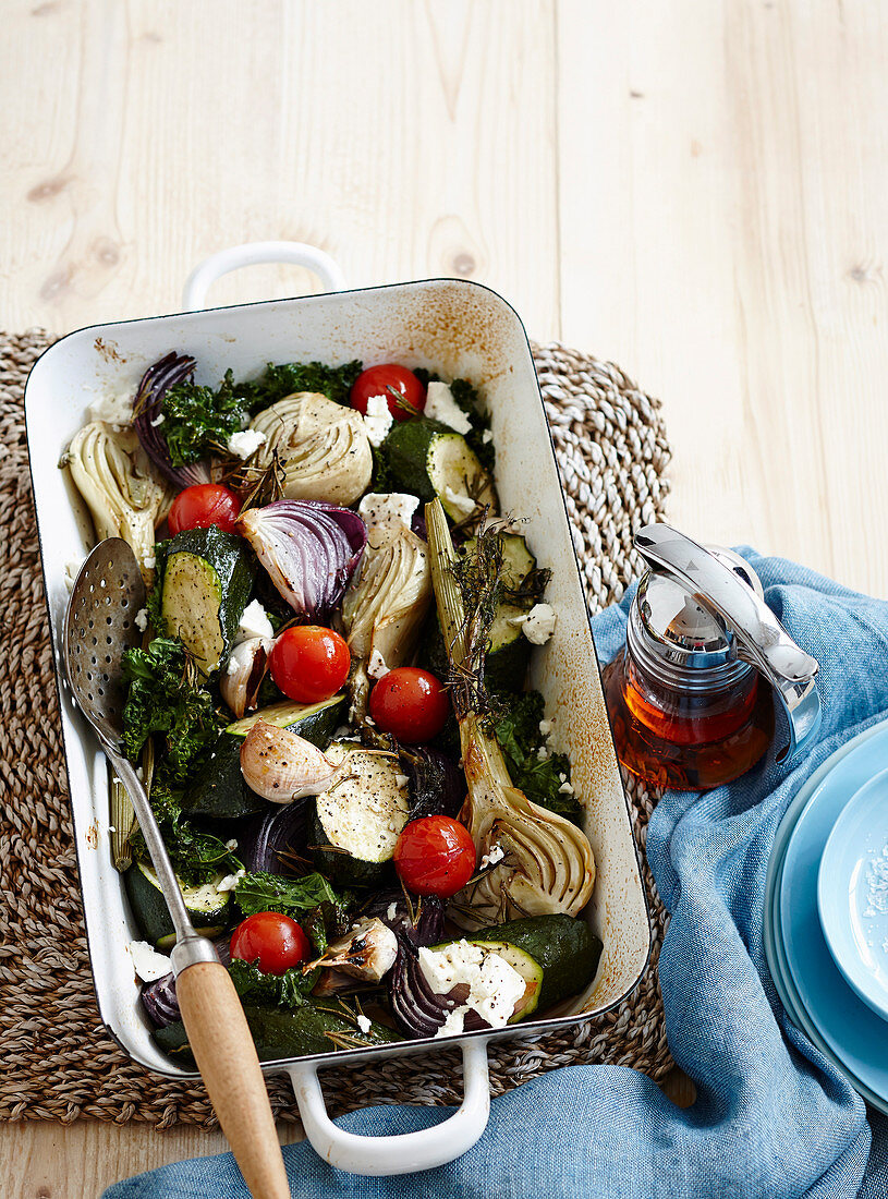 Fenchel, Tomaten und Zucchini aus dem Ofen mit Ahornsirup und Feta