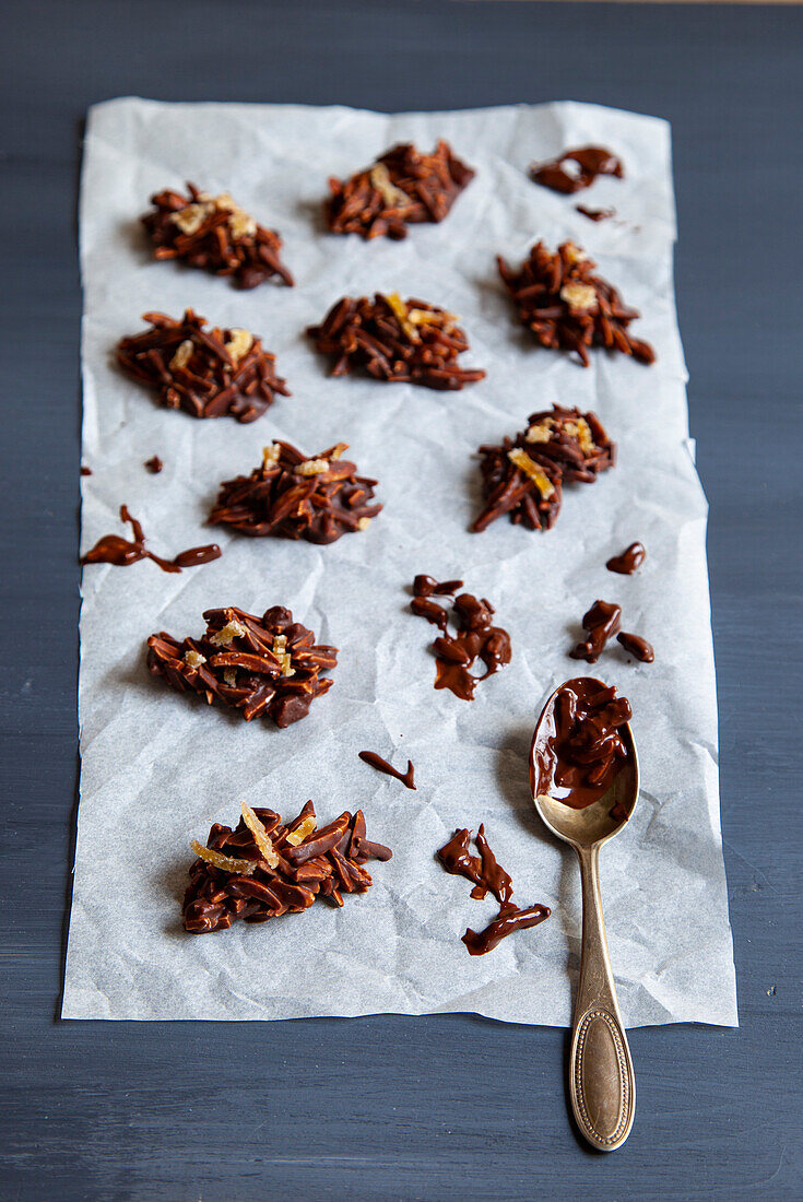 Dark almond slivers with candied ginger
