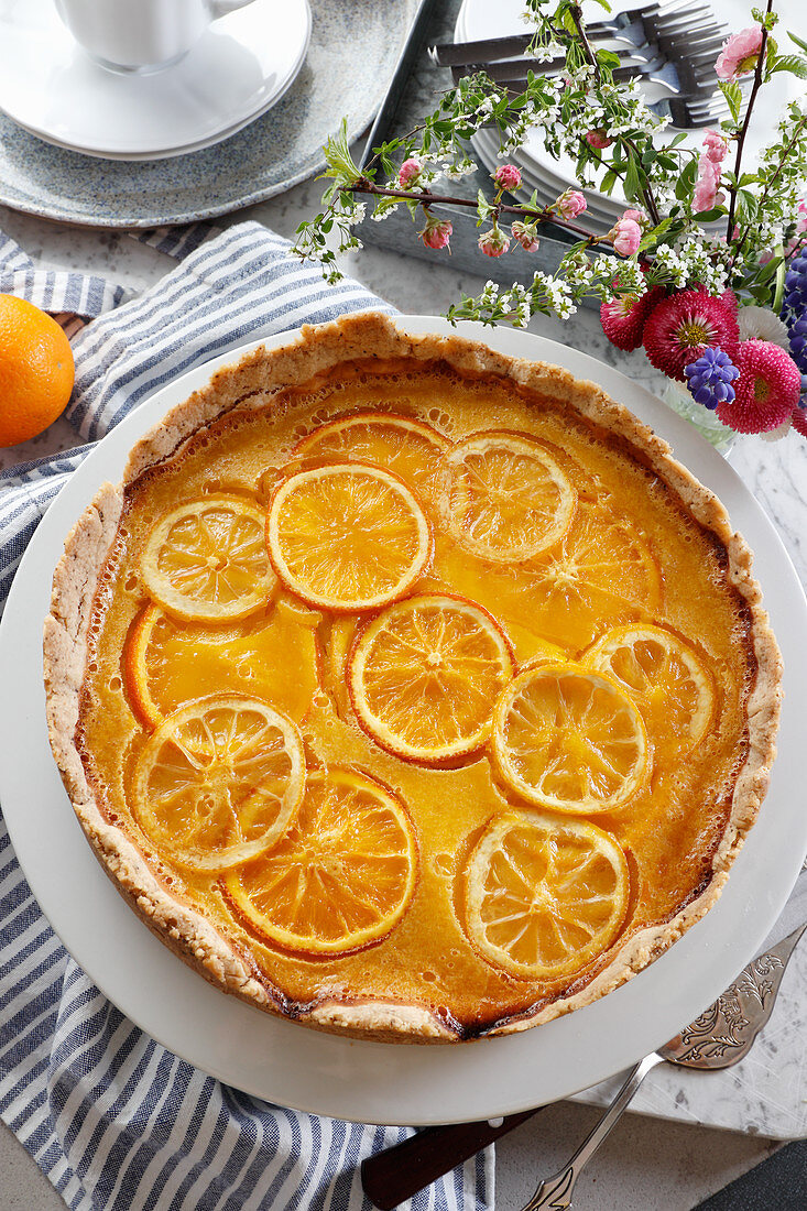 Orangen-Zitronen-Kuchen mit Fruchtscheiben