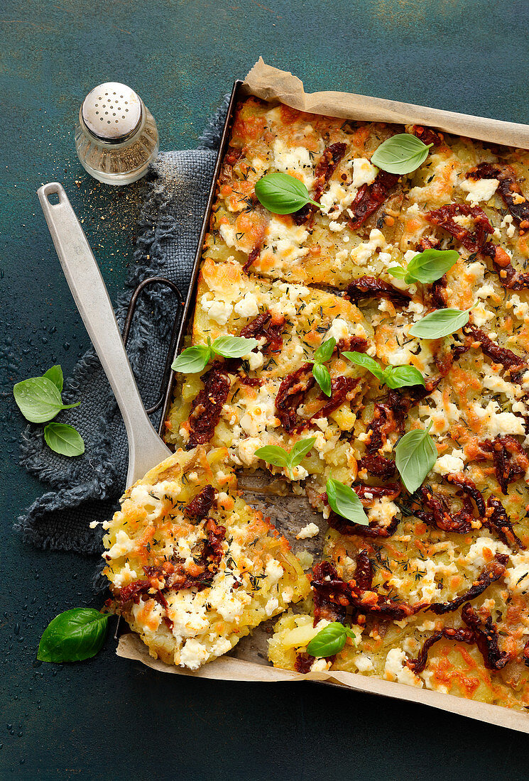 Crushed Baked Potatoes vom Blech mit Feta, Mozzarella und Tomaten