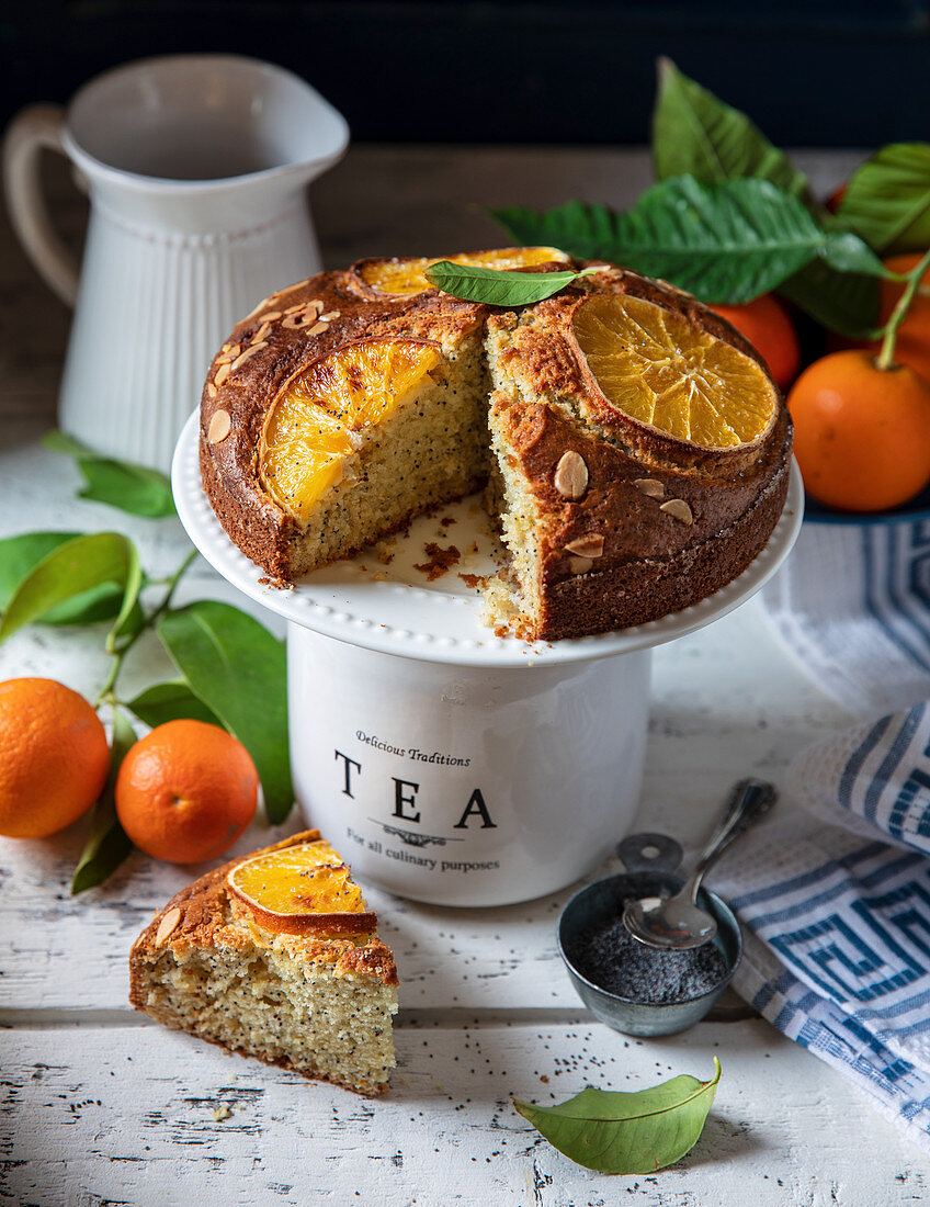 Orangen-Joghurt-Kuchen mit Mohn, angeschnitten