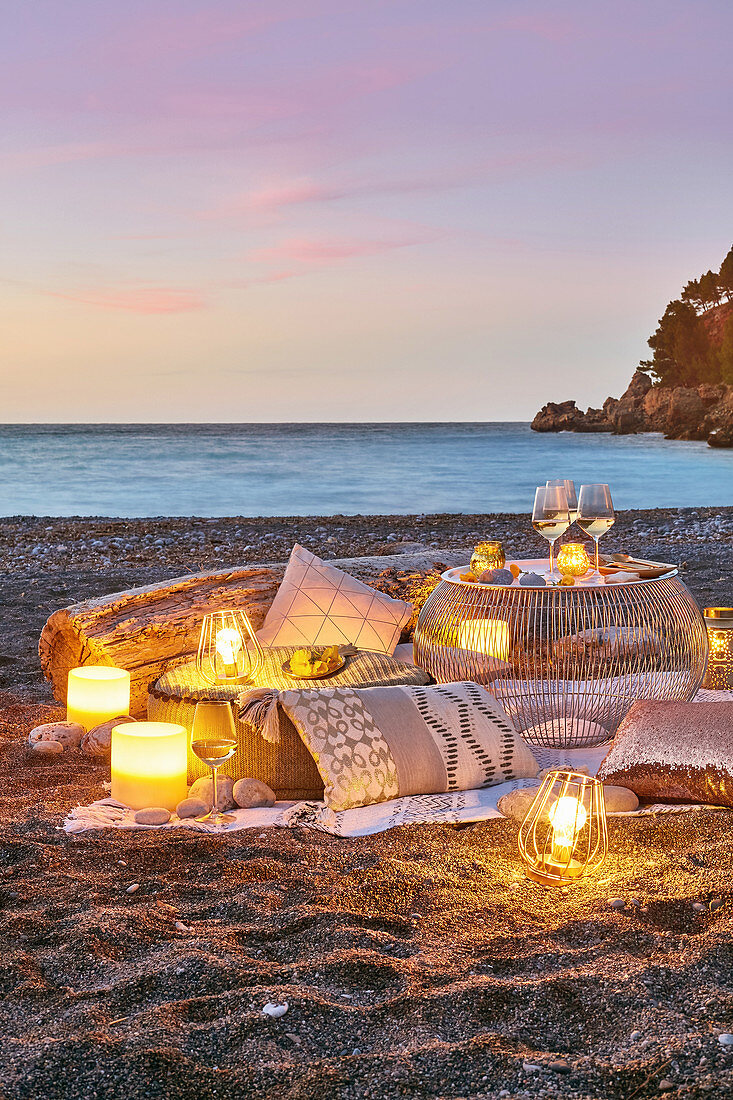 Goldene Stunde mit Weißwein am Strand nach Sonnenuntergang