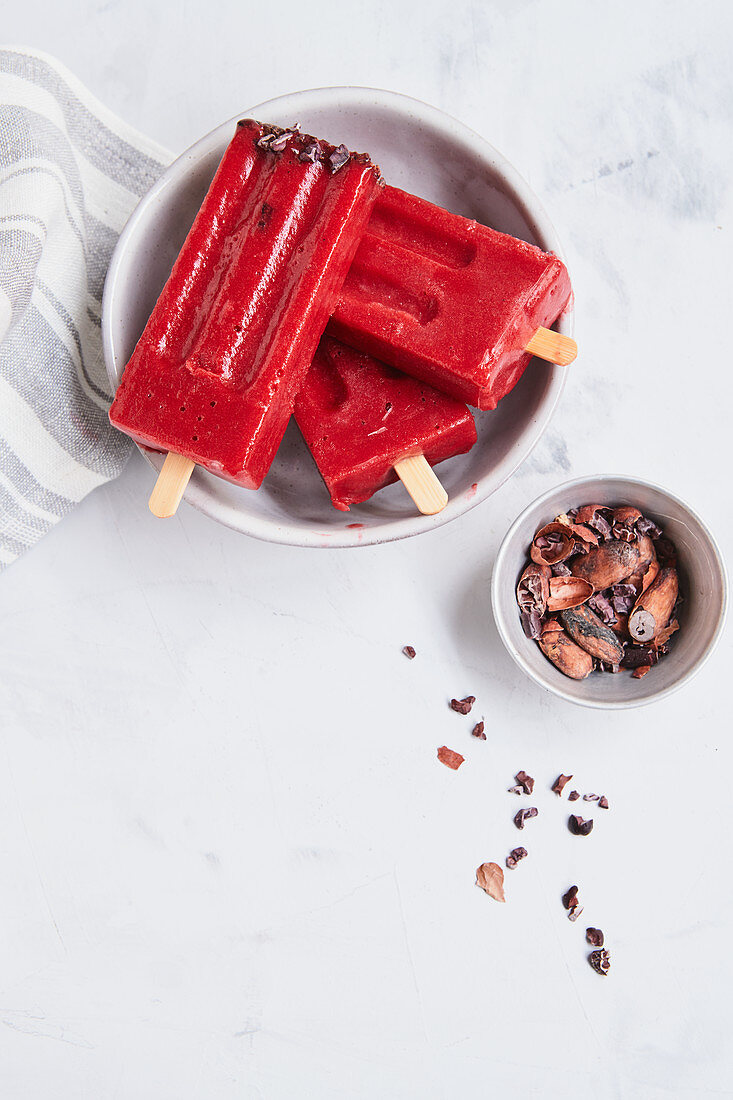 Vegan strawberry sorbet with ginger, jungle pepper and cocoa nibs