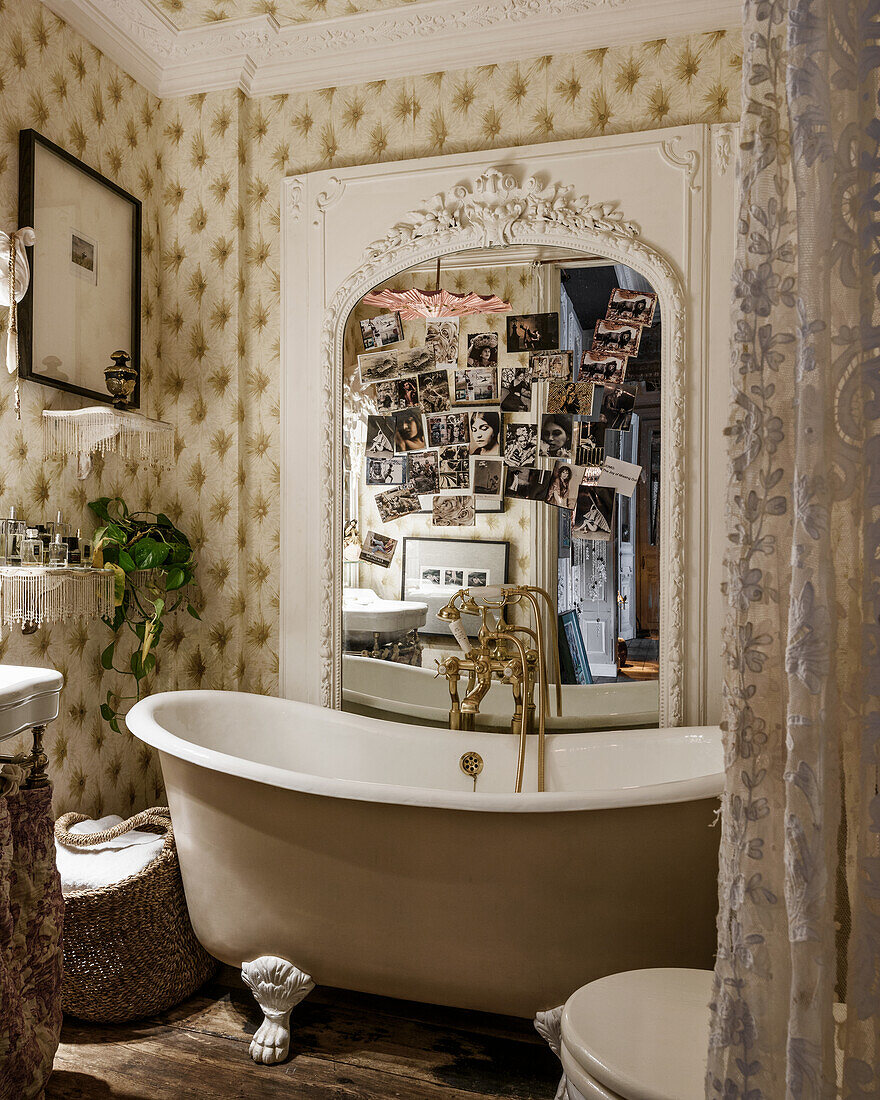 Vintage Badewanne mit Klauenfuß, Spiegel und Tapete im Badezimmer