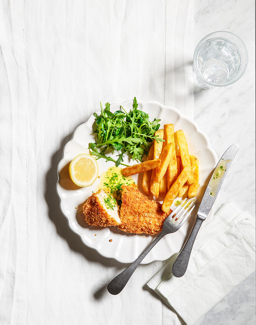 Hühnchen Kiew mit Pommes und Rucola