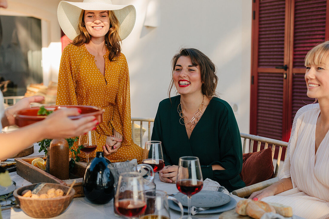 Junge Frauen beim Essen