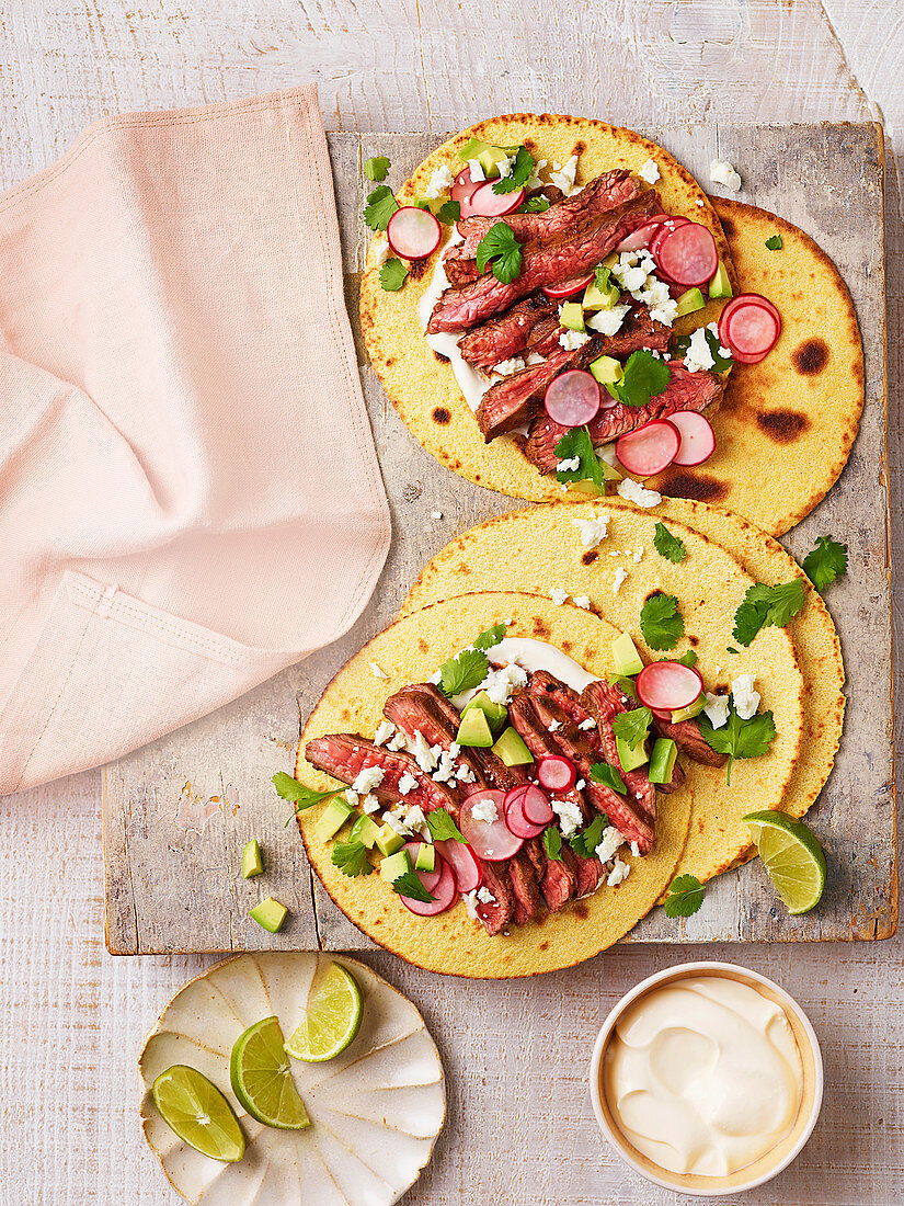 Tacos mit Steakstreifen und Radieschen