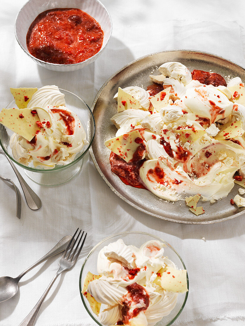 Eaton Mess mit Erdbeeren, weißer Schokolade und Holunderblüten