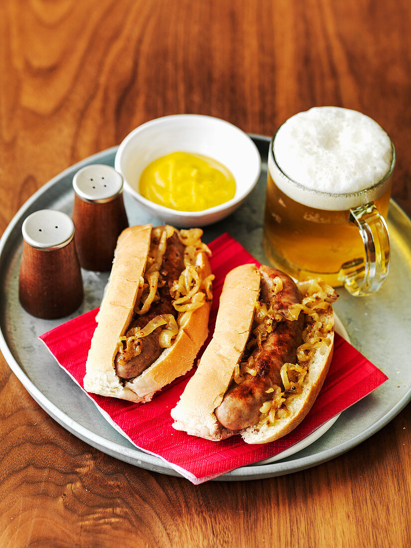 Hot Dogs mit Bratwurst, Sauerkraut, Senf und Bier (Deutschland)