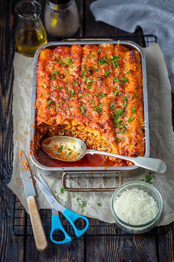 Cannelloni with meat and tomato sauce