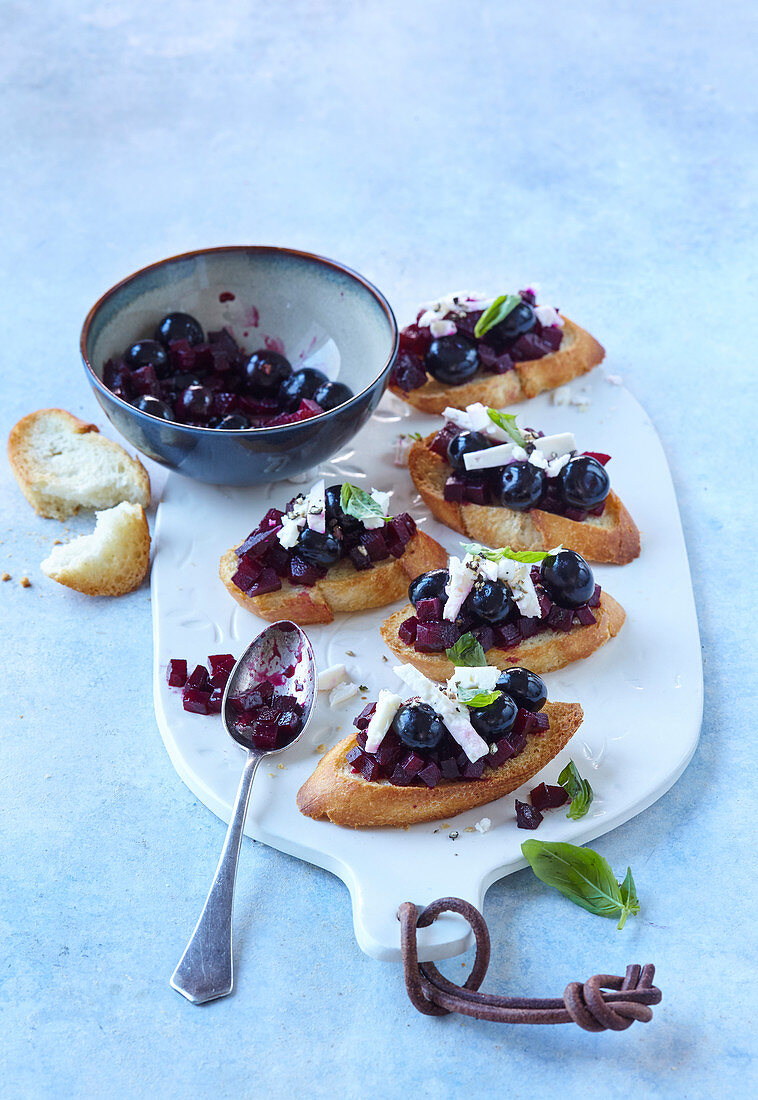 Crostini mit Blaubeeren und Rote-Bete