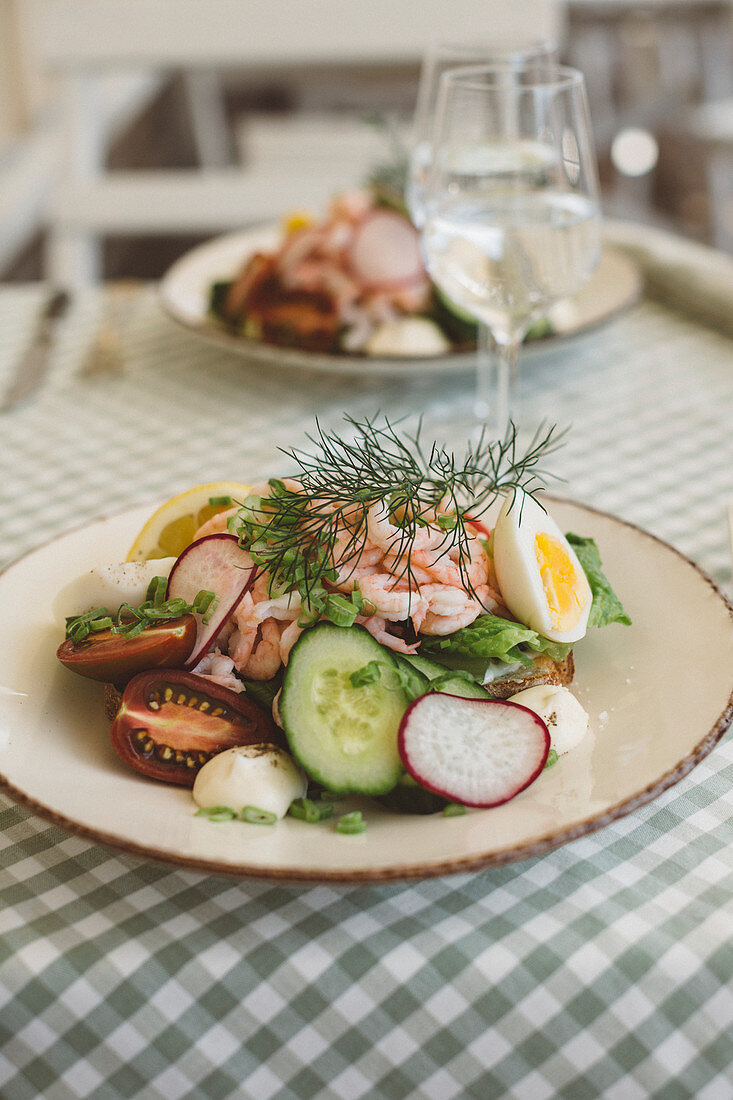 Garnelen-Gemüsesalat mit Ei auf Teller