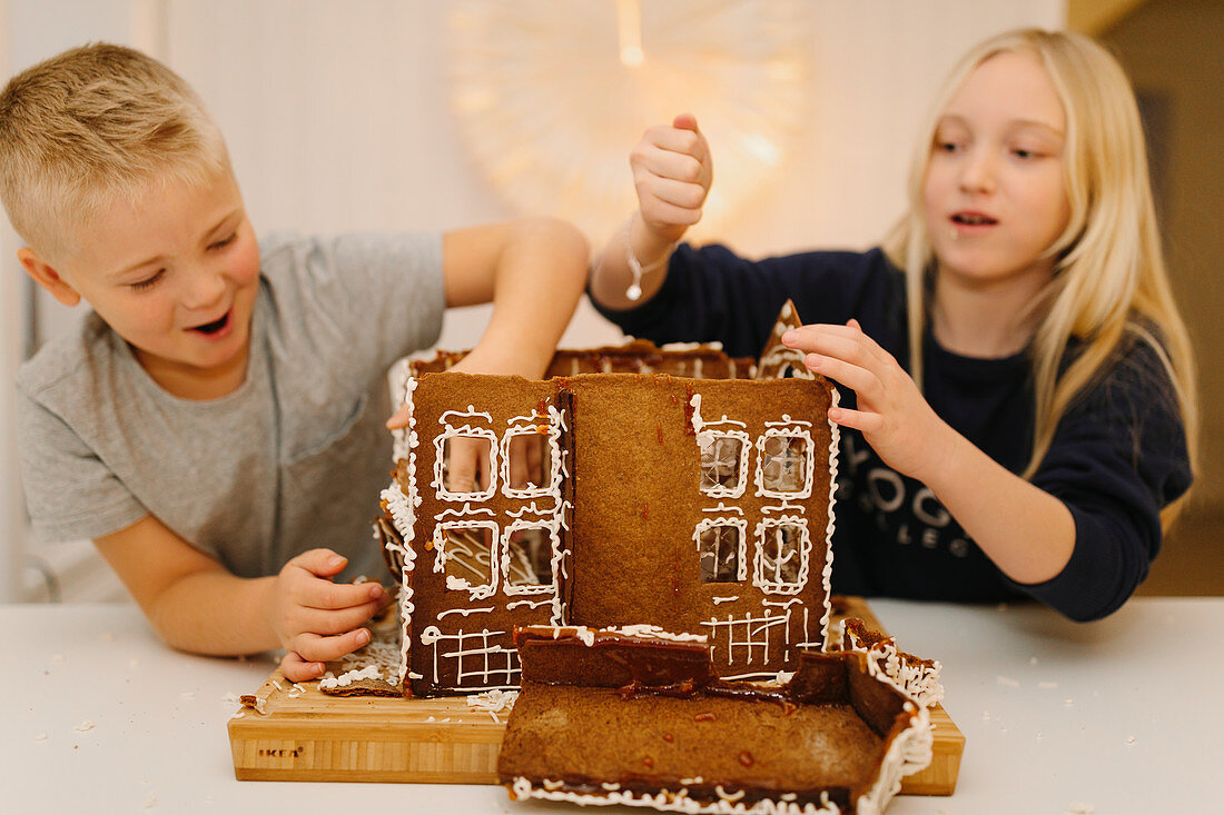Kinder gestalten Lebkuchenhaus