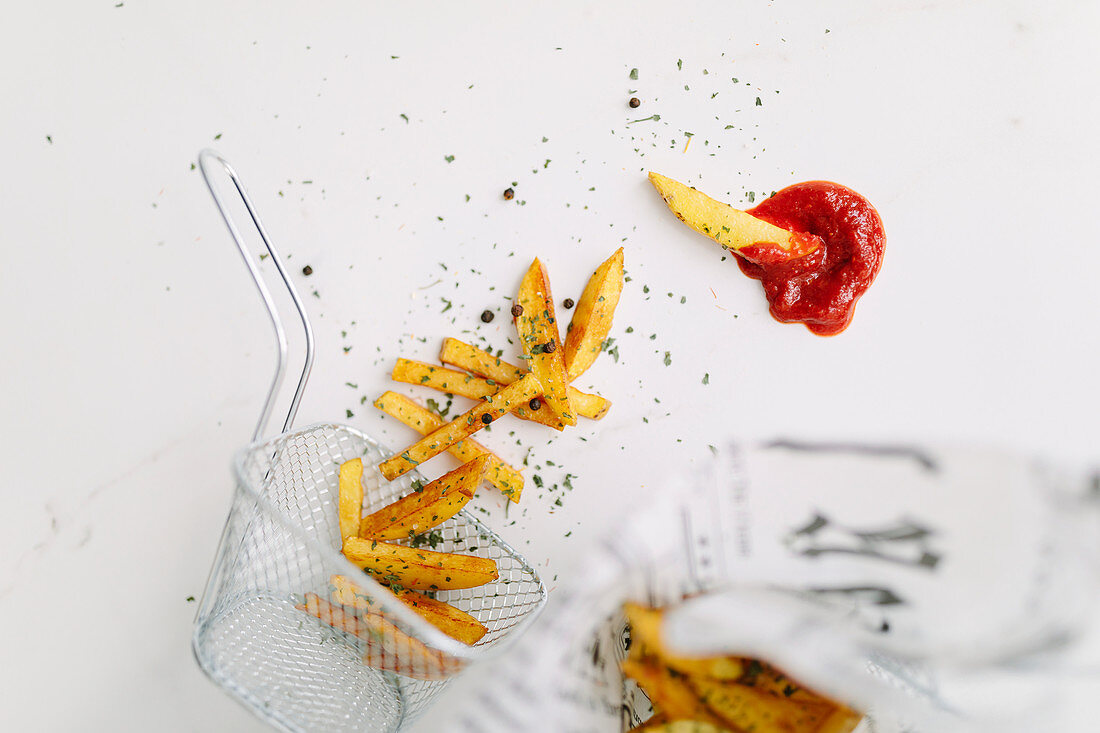 Chips and tomato ketchup