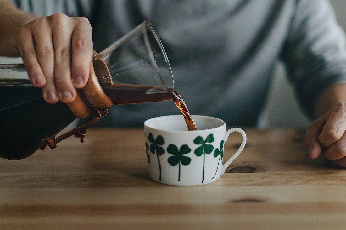 Kaffee in eine Tasse gießen