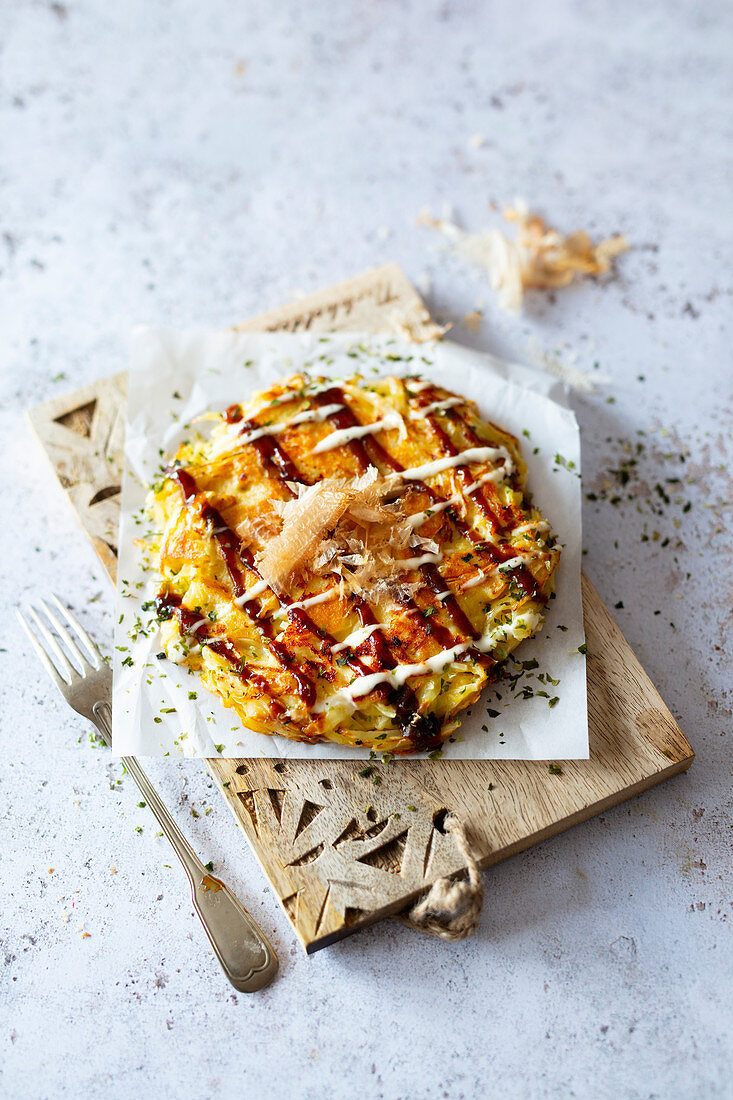 Okonomiyaki (japanische Kohl-Pfannkuchen mit Bonitoflocken)
