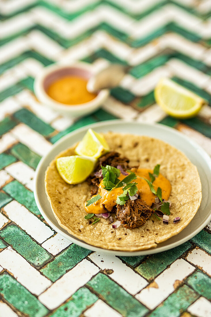 Taco mit Pulled Beef und Chipotle-Mayonnaise (Mexico)