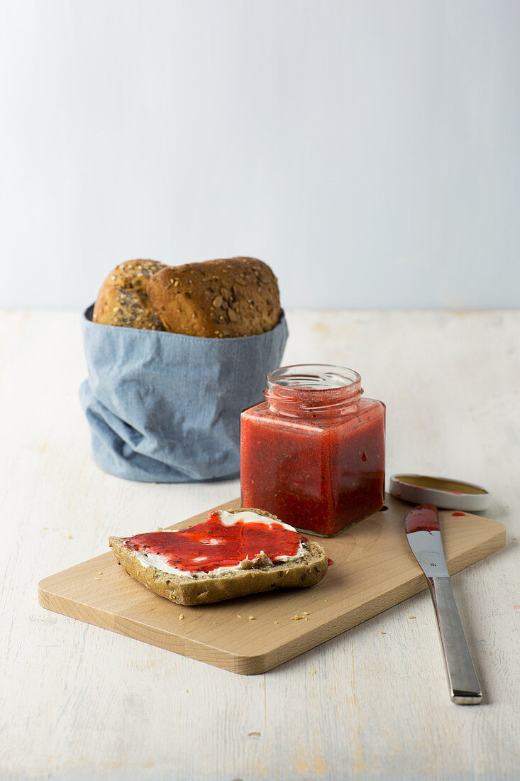 Cold-stirred strawberry jam with vanilla