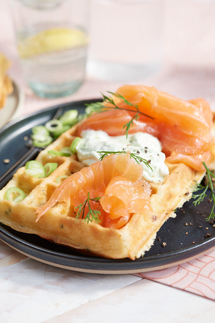 Waffeln 'Nordic Style' mit Räucherlachs, Schmand und Dill