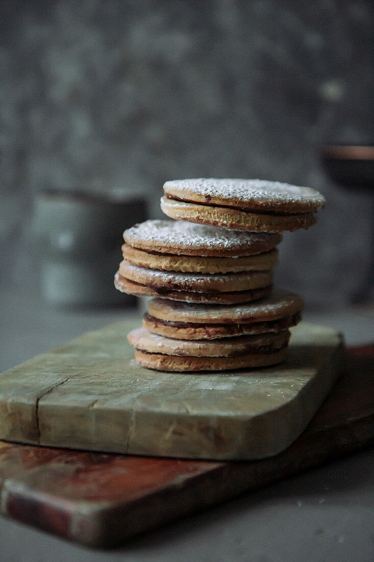 Shortcrust biscuits with ganache filling