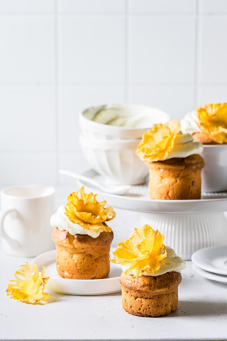 Zitronen-Cupcakes mit Frischkäse-Zuckerguss und Ananasblüten