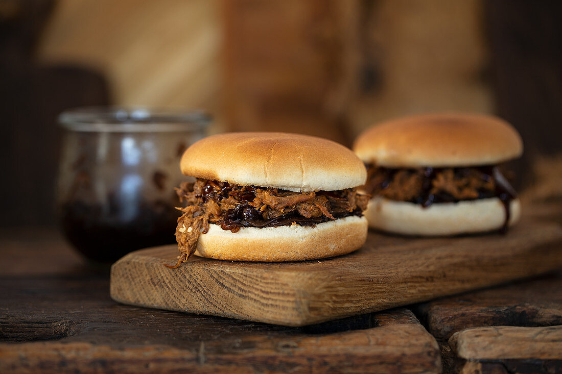 Pulled pork burgers with balsamic onions
