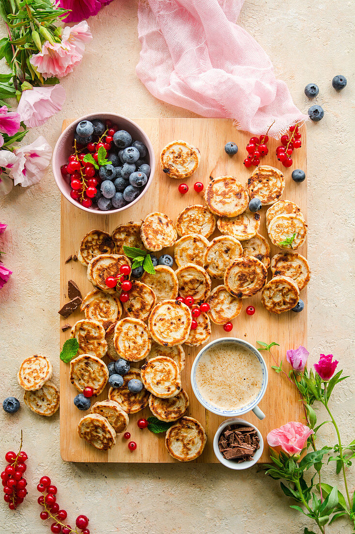Mini pancakes with chocolate and fruit