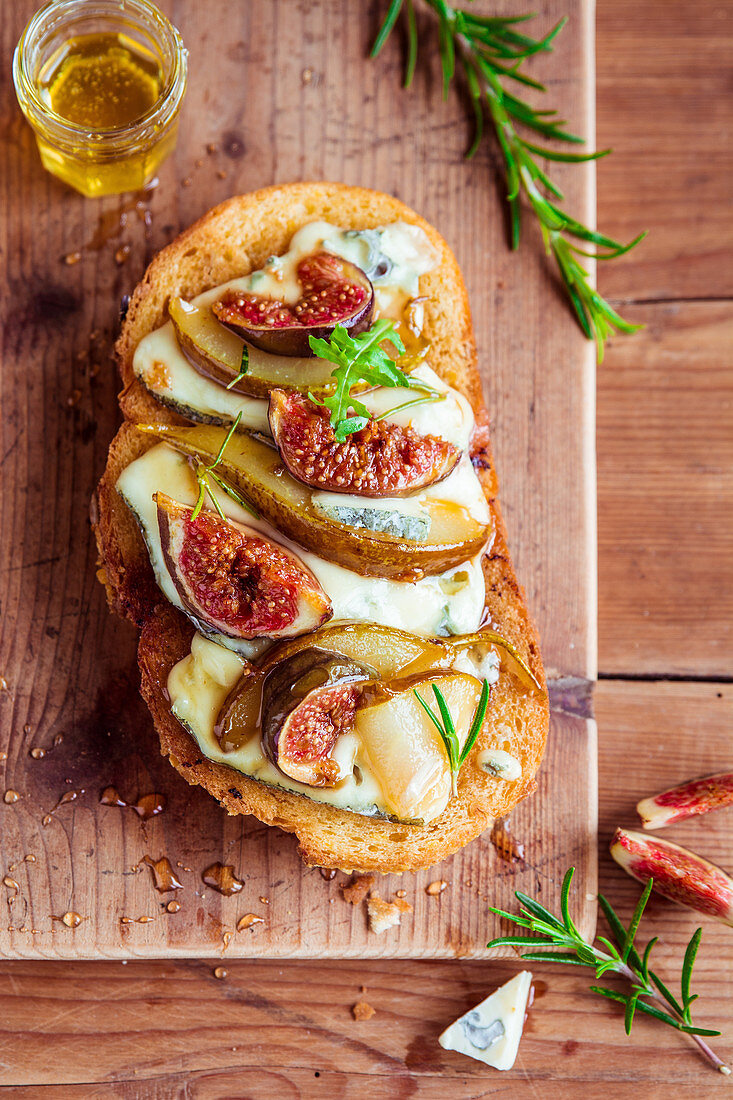 Toast mit Blauschimmelkäse, Birne und Feigen