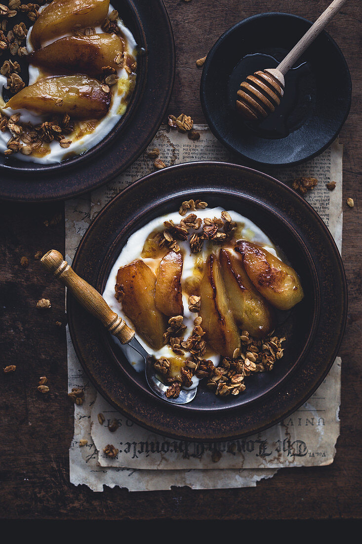 Granola with vegan yoghurt and caramelized pears
