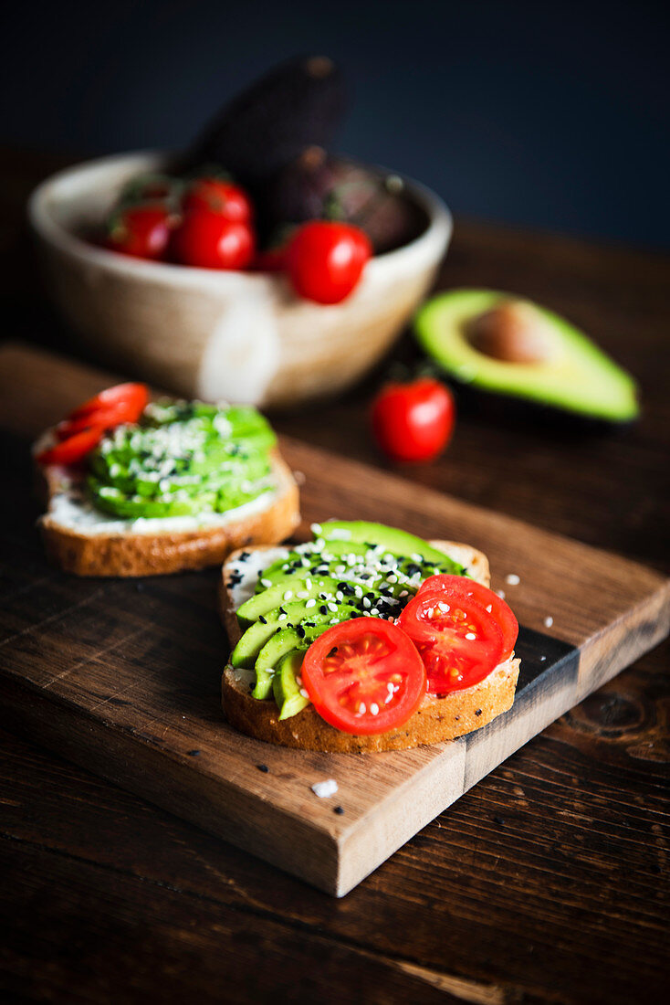 Avocado-Toast mit Tomaten und Sesam