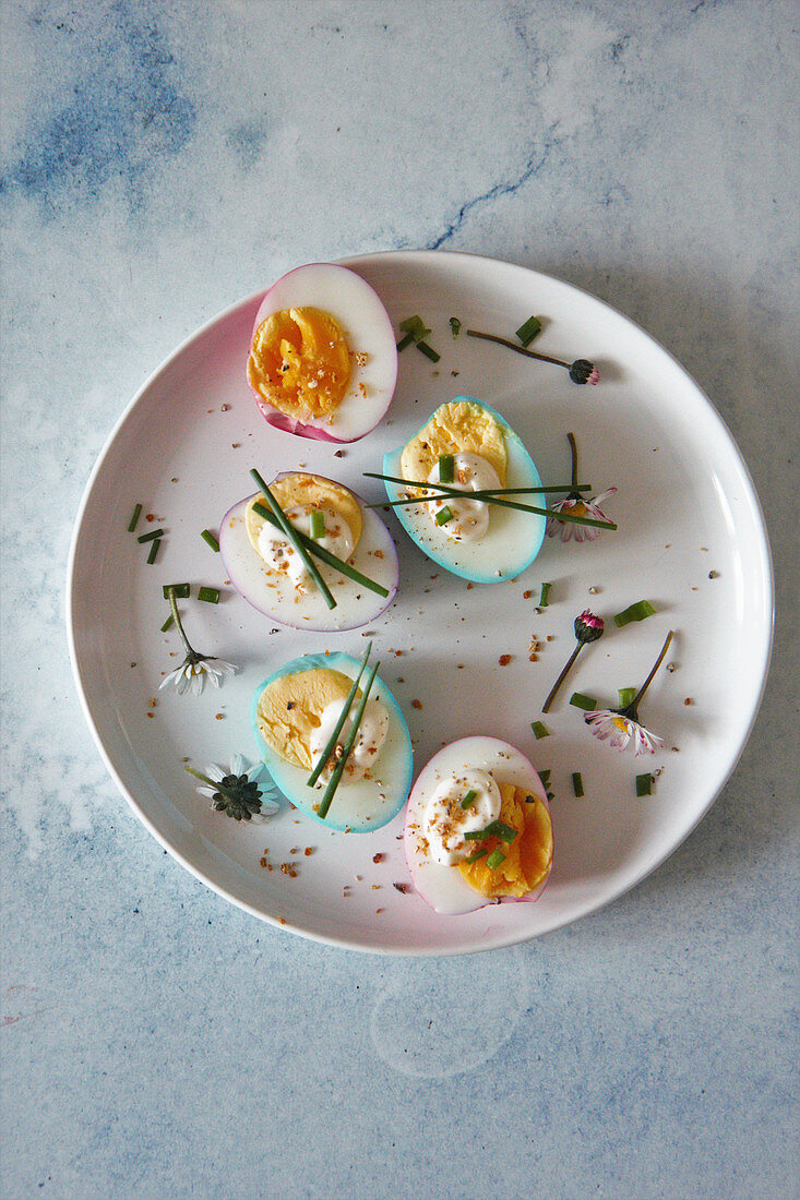 Farbige Eier mit Mayonnaise