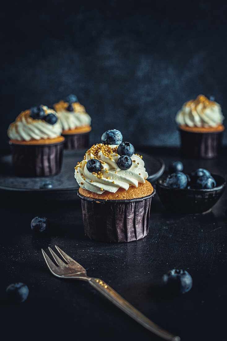 Vanilla cupcakes with blueberries