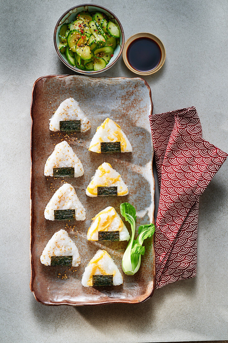 Zweierlei Onigiri mit Gurkensalat