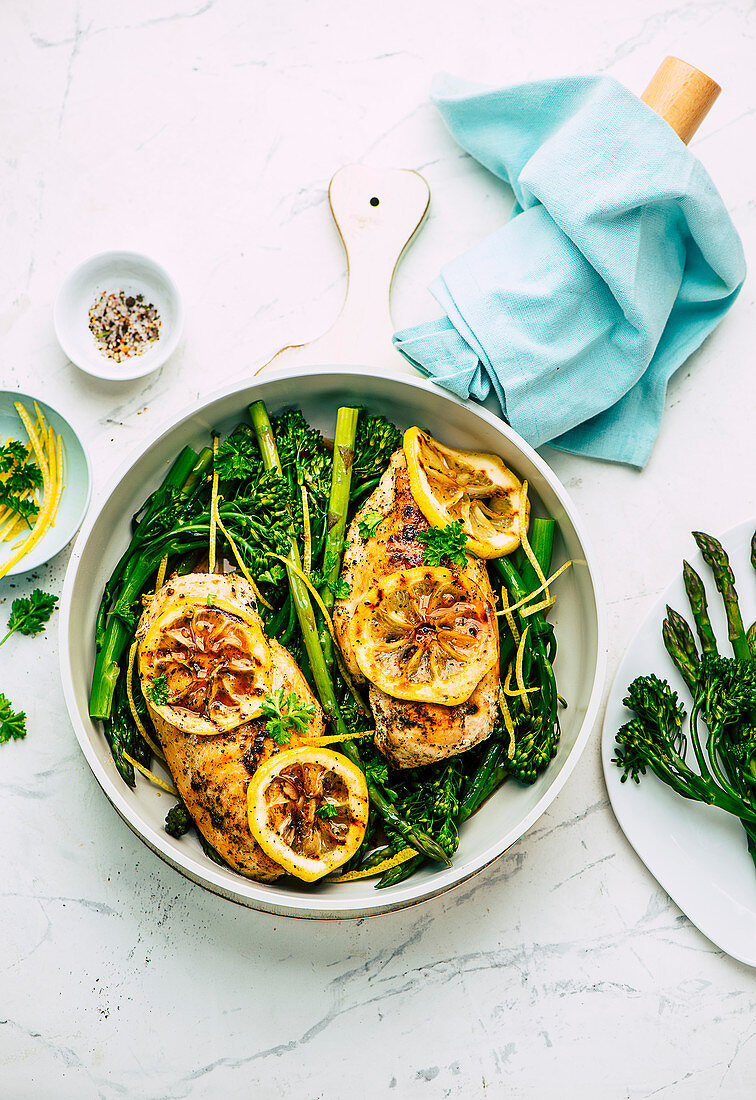 Gebackenes Zitronenhähnchen mit grünem Spargel und Broccolini