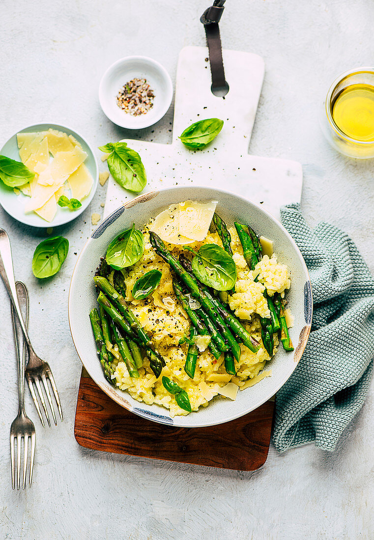 Risotto with green asparagus, basil and cheese