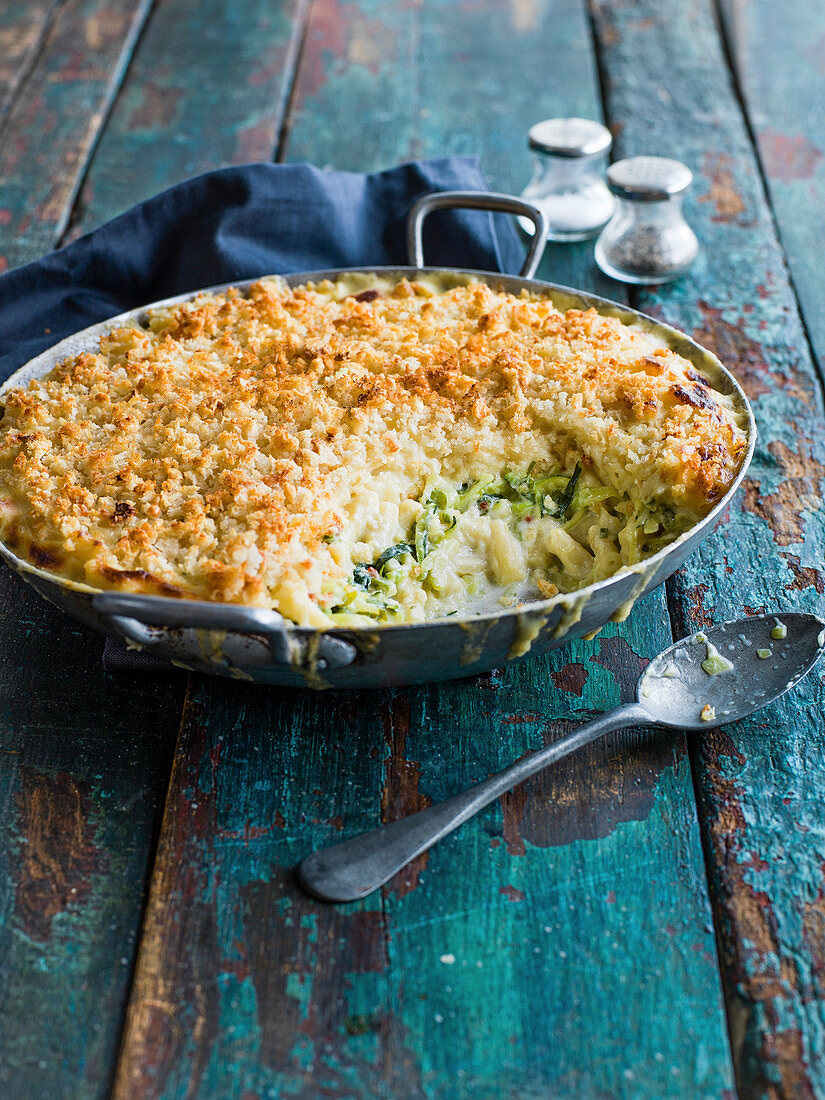 Zucchini Mac and Cheese mit Knoblauch-Sauerteig-Brösel