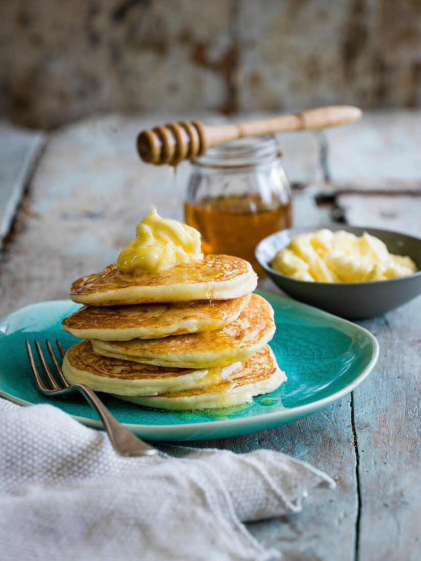 Fluffige Ricotta-Pancakes mit geschlagener Honigbutter